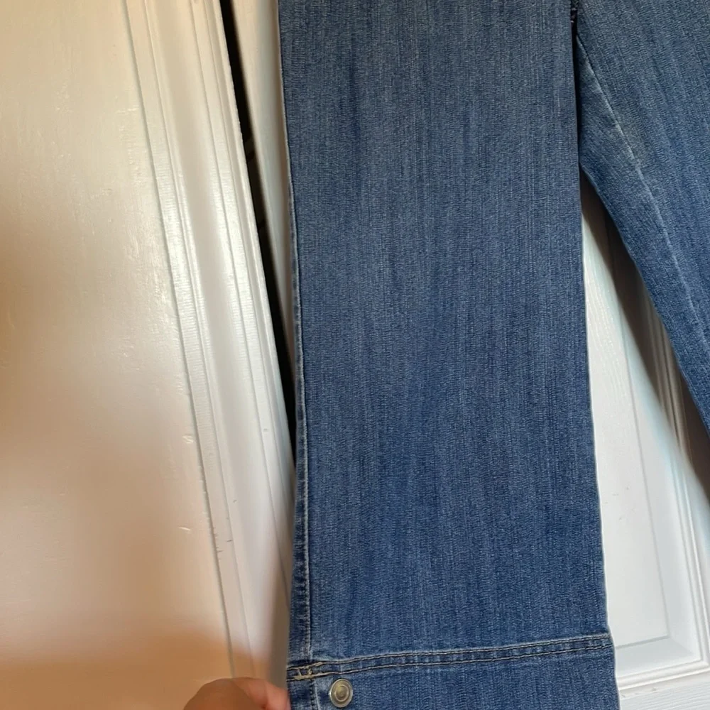 Croft & Barrow 8 denim capris straight leg metal button detail front/back pocket